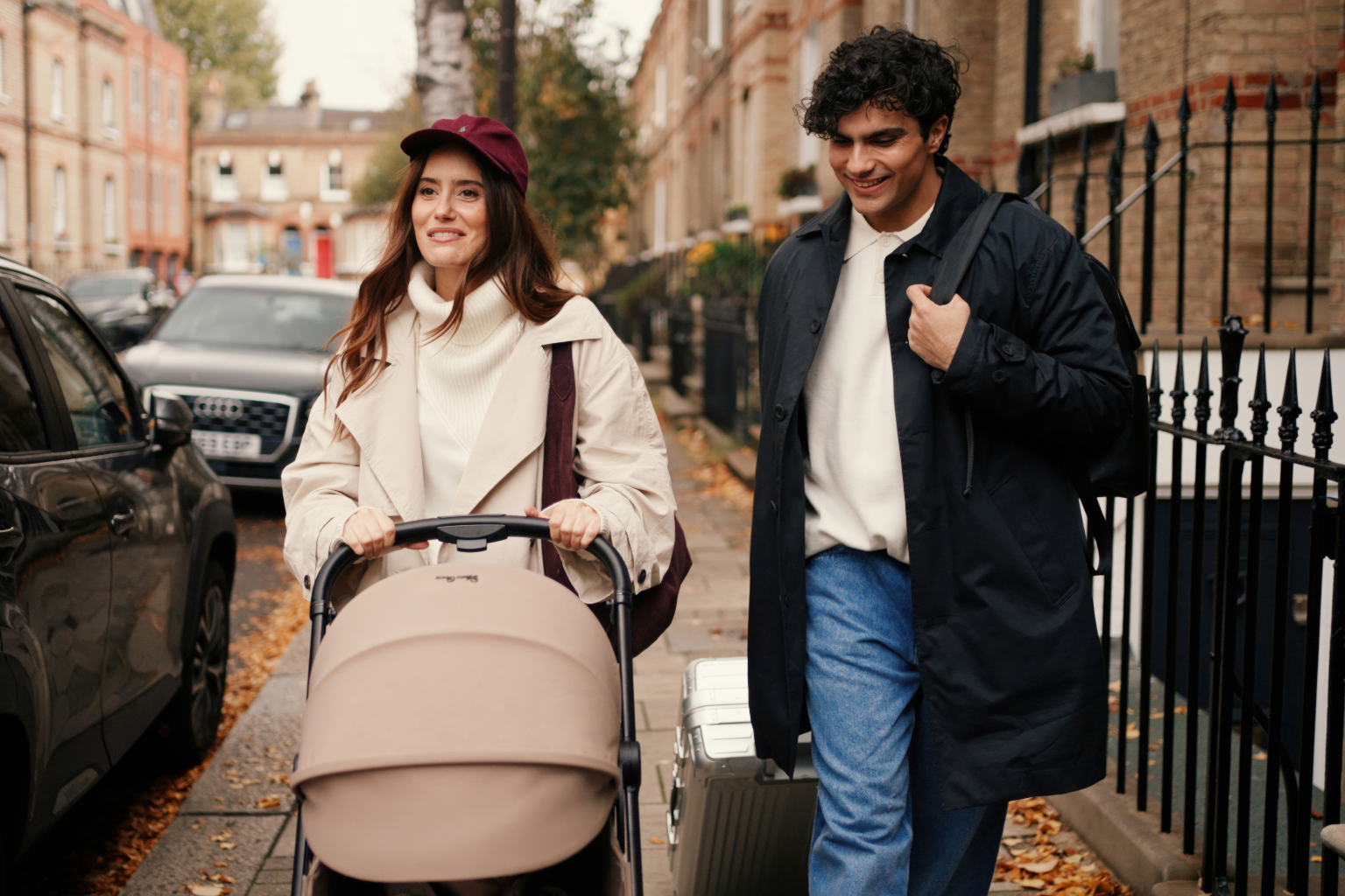 Carrinho de bebê compacto com moisés Silver Cross NIA sendo dobrado facilmente